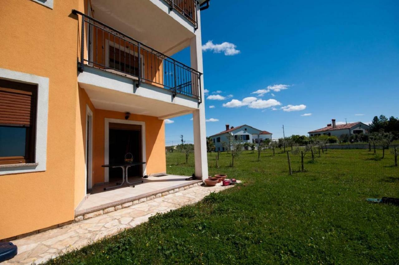 Leana Apartments Brtonigla Exterior foto